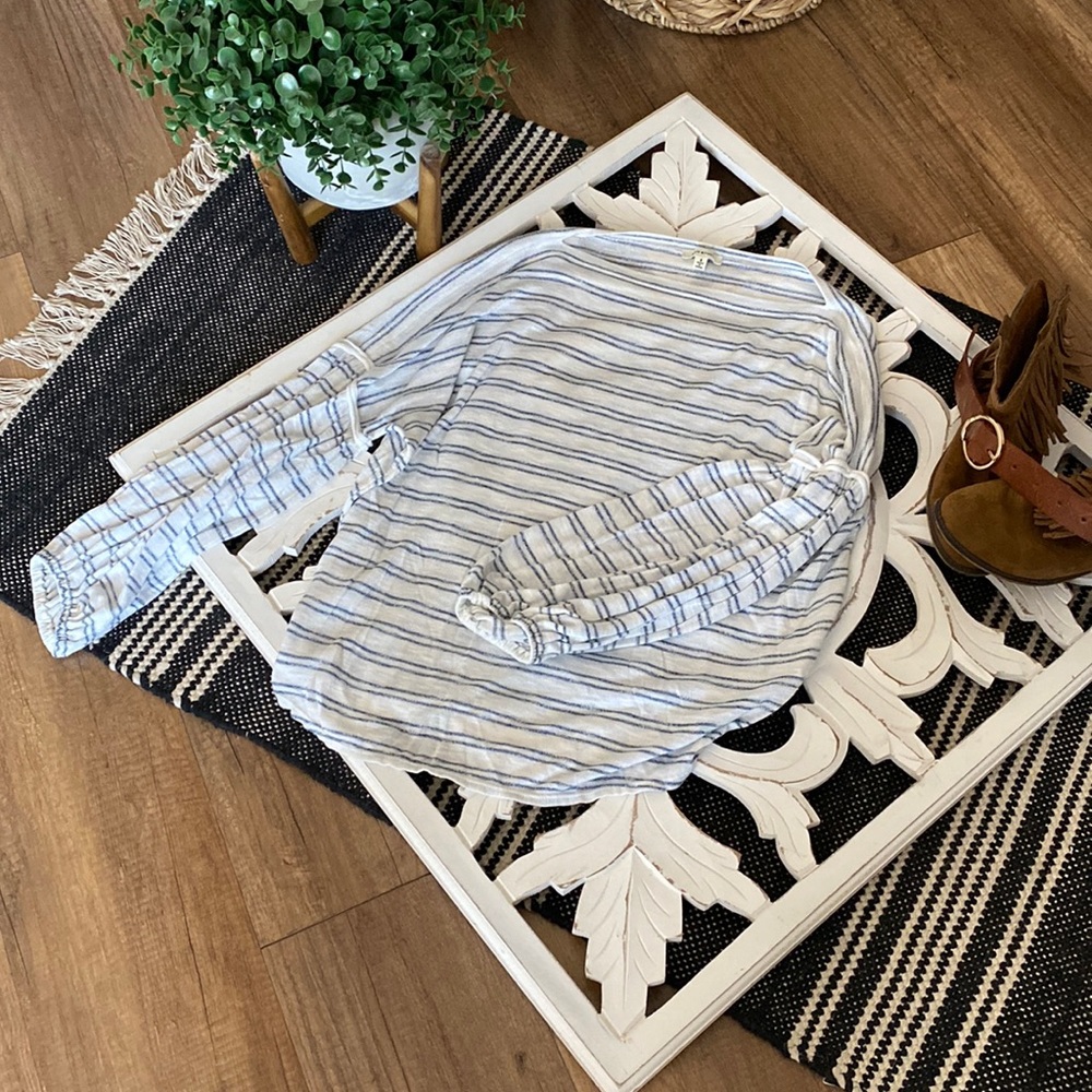 Lightweight sweater from Max Studio. Size small.